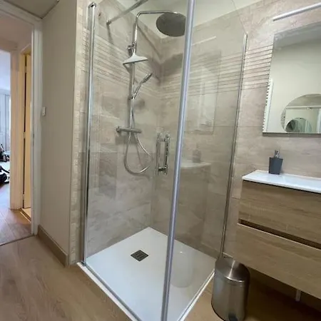 Lumineux Appartement Avec Balcon, Pres De La Gare *