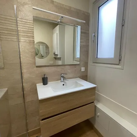 Lumineux Appartement Avec Balcon, Pres De La Gare *