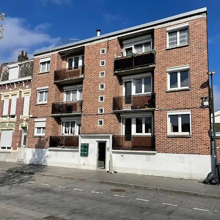 Lumineux Appartement Avec Balcon, Pres De La Gare