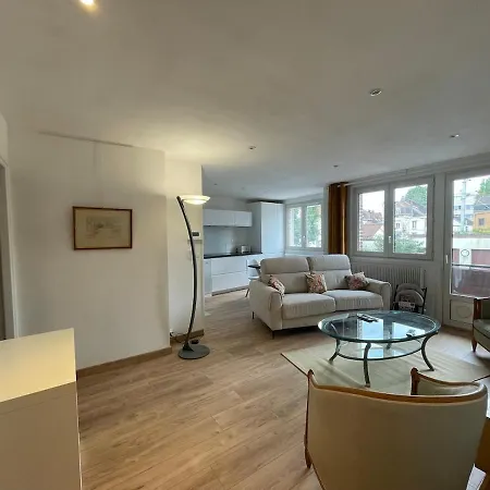 Lumineux Appartement Avec Balcon, Pres De La Gare *