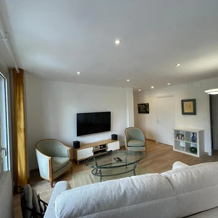 Lumineux Appartement Avec Balcon, Pres De La Gare Apartment