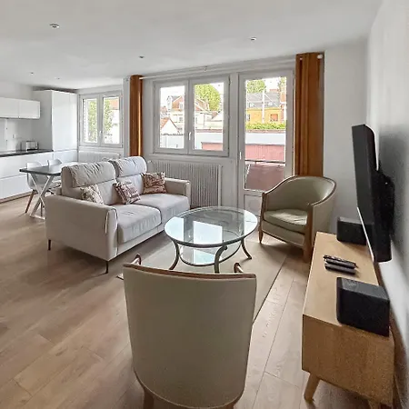Lumineux Appartement Avec Balcon, Pres De La Gare *