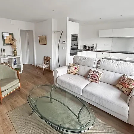 Lumineux Appartement Avec Balcon, Pres De La Gare Apartment *