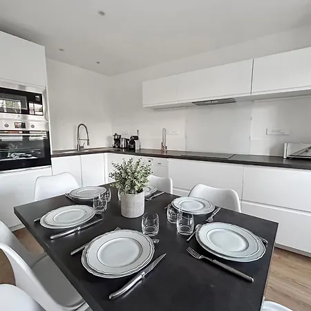 Lumineux Appartement Avec Balcon, Pres De La Gare Apartment *