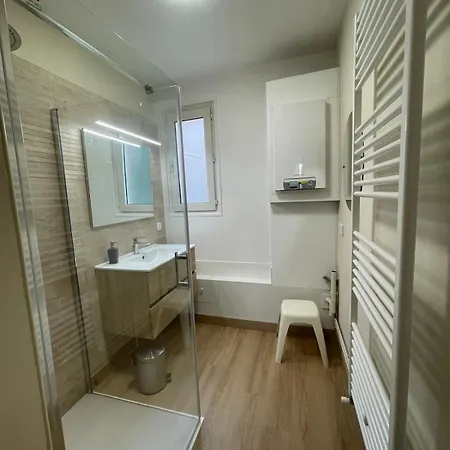 Lumineux Appartement Avec Balcon, Pres De La Gare