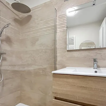 Lumineux Appartement Avec Balcon, Pres De La Gare *
