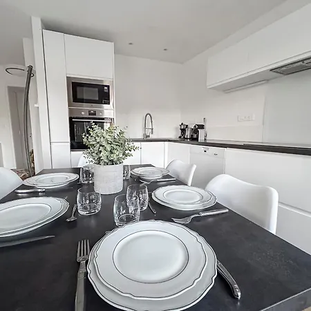 Lumineux Appartement Avec Balcon, Pres De La Gare Appartamento