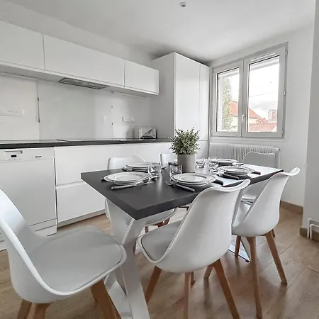 Lumineux Appartement Avec Balcon, Pres De La Gare Loos