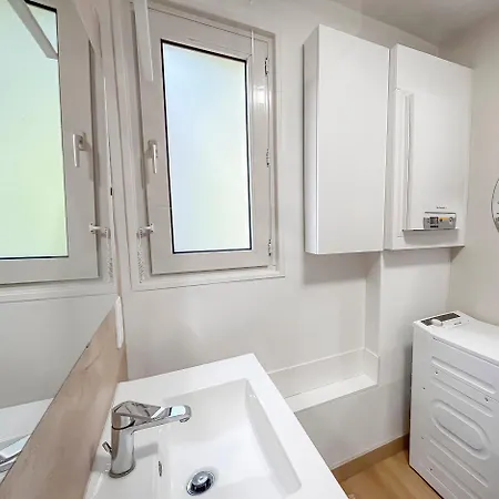 Lumineux Appartement Avec Balcon, Pres De La Gare Appartamento *
